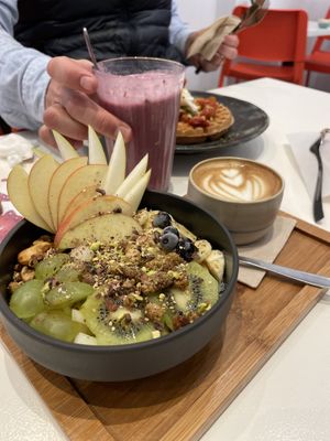 cranola fruitbowl with cashew based yoghurt. deliciously devine! at Parcería - Culto Al Cafè in Sevilla
