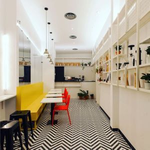 Specialty café serving responsibly sourced, locally roasted artesenal coffee as well as teas, juices, breakfasts, cakes and pastries, with vegan options available.  at Parcería - Culto Al Cafè in Sevilla