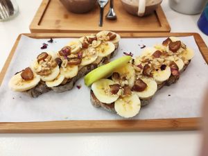 Tostadas con plátano y tahini at Parcería - Culto Al Cafè in Sevilla