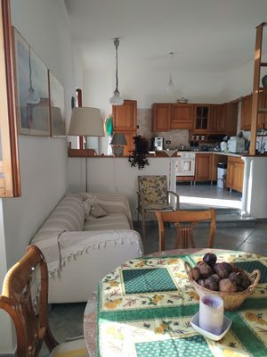 B&B living room and kitchen. at Il Ciliegio in Marzolanella