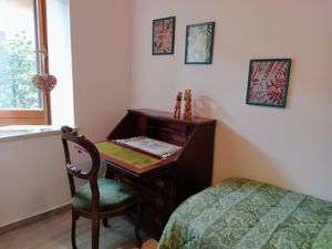 The Owl room. Single room with wardrobe and secrètaire. at Il Ciliegio in Marzolanella