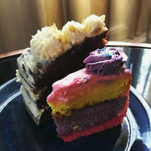 Vegan carrot cake 🥕 and rainbow cake 🌈 at Deer Mama in Amsterdam
