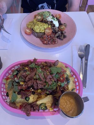 Mama’s Big Champion & BBQ Nacho Bucket at Deer Mama in Amsterdam