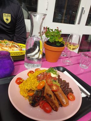 Frühstück mit Vürstchen, Rührei, Bohnen at Deer Mama in Amsterdam