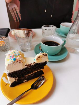 Coffee and cakes at Deer Mama in Amsterdam