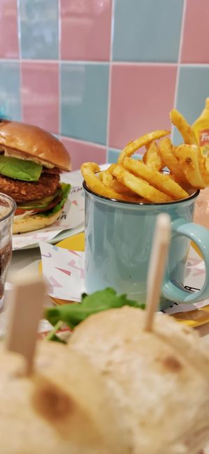 Fries und Burger at Deer Mama in Amsterdam