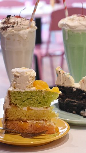 Lemon and Chocolate Cake, pistachio and white chocolate mylkshake at Deer Mama in Amsterdam