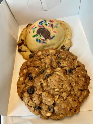Cookies with oats and cookie dough   at Deer Mama in Amsterdam
