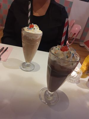 Cookie dough hazelnut & chocola peanut milkshake at Deer Mama in Amsterdam