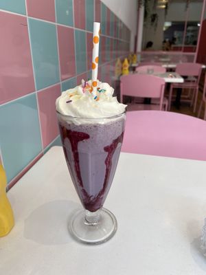 Blueberry muffin mylkshake (yummy) at Deer Mama in Amsterdam