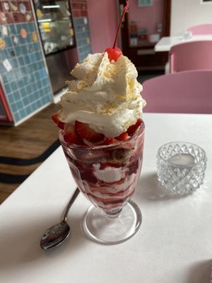 Strawberry shortcake sundae: yummy! With fresh strawberries. at Deer Mama in Amsterdam