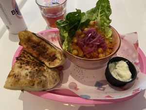 3D-printed ‘lamb’ kebab pita: quite good, although the mint sauce is too minty for my taste.  at Deer Mama in Amsterdam