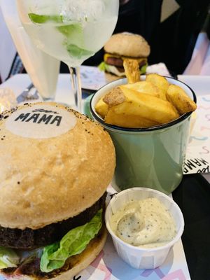 ♥️🙋🏽‍♀️ at Deer Mama in Amsterdam