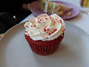 Red velvet cupcake at Deer Mama in Amsterdam