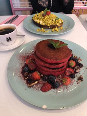 Tofu Scramble on toast and pink pancakes 👌🏻 at Deer Mama in Amsterdam