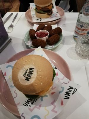 Burger and mushroomballs at Deer Mama in Amsterdam