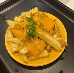 Cheesy fries at Deer Mama in Amsterdam