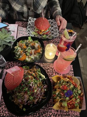 A destra Nacho Nacho, in basso Beastie shawarma, al centro ceasar salad flamboyant con "gamberetti", in alto burger Daddy. Drink: Galaxy Lemonade e Holy Dragon.  at Vegan Junk Food Bar - Downtown in Amsterdam