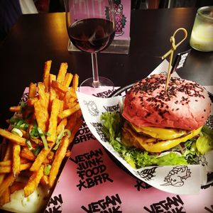 🇬🇧 The best burguer I've ever eaten, without a doubt. A very good place to have a Nice and relações metal, also a very friendly staff. You definately should try it out.     at Vegan Junk Food Bar - Downtown in Amsterdam
