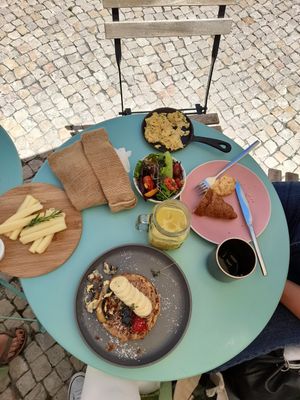 Brunch atleta e vegan pancakes at Jay's Brunch Caffe in Parede