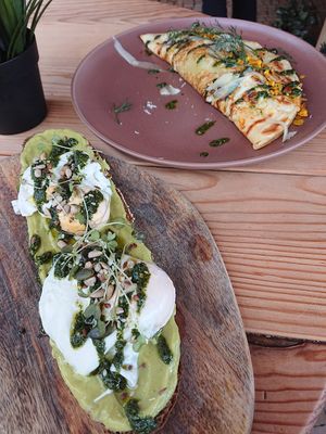 Egg Benedict at Jay's Brunch Caffe in Parede