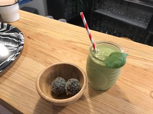 Green Smoothie with energetic balls at Jay's Brunch Caffe in Parede