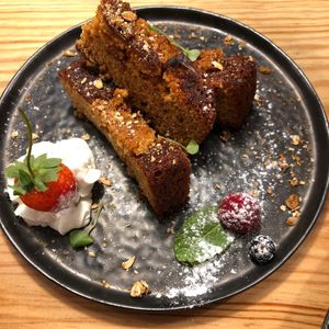 Cake of the dat at Jay's Brunch Caffe in Parede