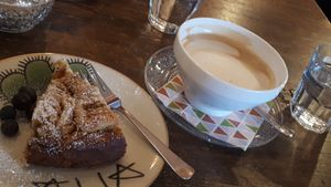 Veganer Apfelkuchen mit Marzipan, Milchkaffee mit Hafermilch at Marny's in Dusseldorf