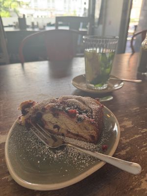Beerenkuchen & frischer Minze/Ingwer/Limetten-Tee  at Marny's in Dusseldorf