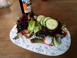 Rotkohl Avocado Schnitte at Marny's in Dusseldorf