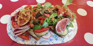 Sandwich with tomato, figs, pickles and fried onions at Marny's in Dusseldorf