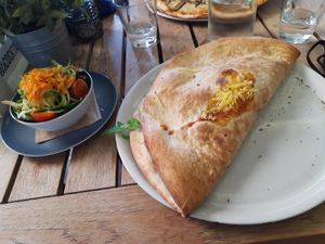 Vegane Calzone mit Beilagensalat 😊 at Aposto in Dresden