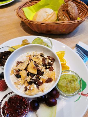 Veganes Frühstück mit Porridge, Brötchen und Aufstrichen (glutenfrei möglich) at xfresh in Dresden