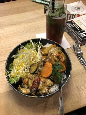 vegan curry bowl (14,9€) & strawberry basil lemonade (5,10€)  at xfresh in Dresden
