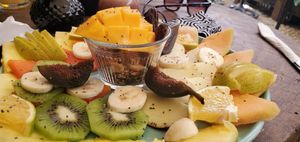 Plato de frutas con granola at Arte Sano in Holbox