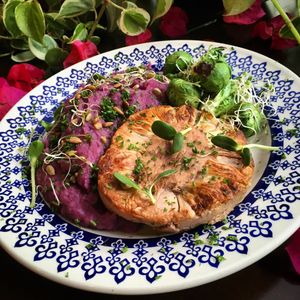 Purê de batata, couve de Bruxelas e jaca grelhada. at Vegan Safe in Sao Paulo