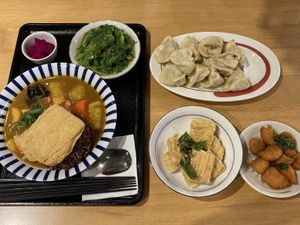 Yuli curry set, seasonal veggie (scalding vegetables), pan-fried cabbage and corn dumplings, fried bean curd sheets, fried lion’s mane mushroom (fried monkey head mushrooms) at Rén Lǐ Jū 仁里居 - Yuli Your Home in Taipei