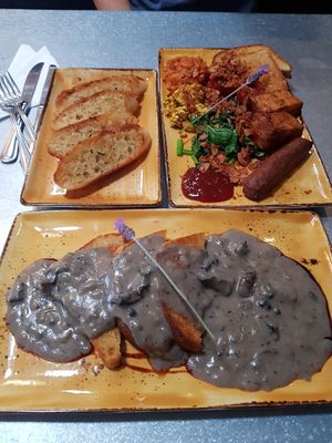 Garlic breas, big brekkie and creamy mushrooms at Lemonwood Eatery in Okato