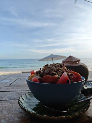 Smoothie bowl at Flow Beach Cafe. - Seaddict in Koh Samet