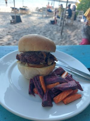 Burger at Flow Beach Cafe. - Seaddict in Koh Samet