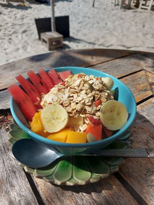 Mango passionfruit smoothie bowl at Flow Beach Cafe. - Seaddict in Koh Samet