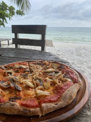 Vegan pizza with mushroom and onions  at Flow Beach Cafe. - Seaddict in Koh Samet