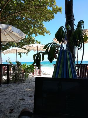 View from the hammock area at Flow Beach Cafe. - Seaddict in Koh Samet