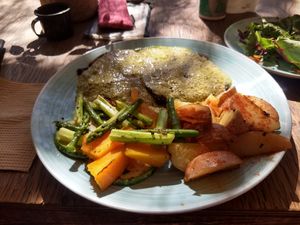 Portobello filet with pesto sauce, asparagus, carrots and roasted potatoes 😋 at Cafetería Tambien in Puebla