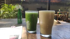 Delicious fresh smoothies. Verde & Guava at Cafetería Tambien in Puebla