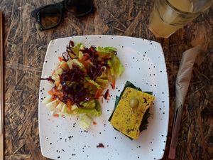 Sandwichs acompanied with salads at Cafetería Tambien in Puebla