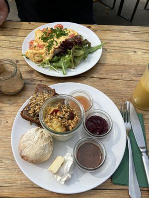 Süßes Veganes (vorne), Rührei mit Käse & Tomate auf Holzofenbrot  at Klippkroog in Hamburg