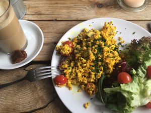 Rühr-Tofu auf Holzofenbrot at Klippkroog in Hamburg