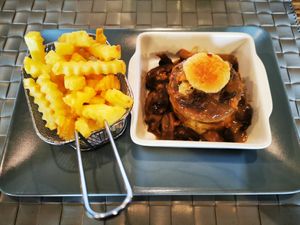Vol au vent et frites maison vegan at Animaux en Péril in Ath