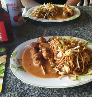 Gebratene Nudeln/ Sate Spieße at Jade-Imbiss in Dusseldorf